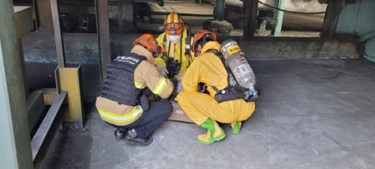 고려아연 제련소 질식사고 현장에 출동한 소방대원들이 현장을 점검하고 있다. 울산소방본부 제공.